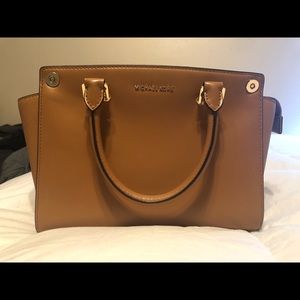 Michael kors has a interchangeable divider.